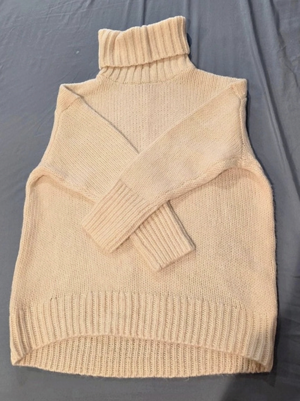 American Eagle Cream Turtkeneck Sweater Like New
